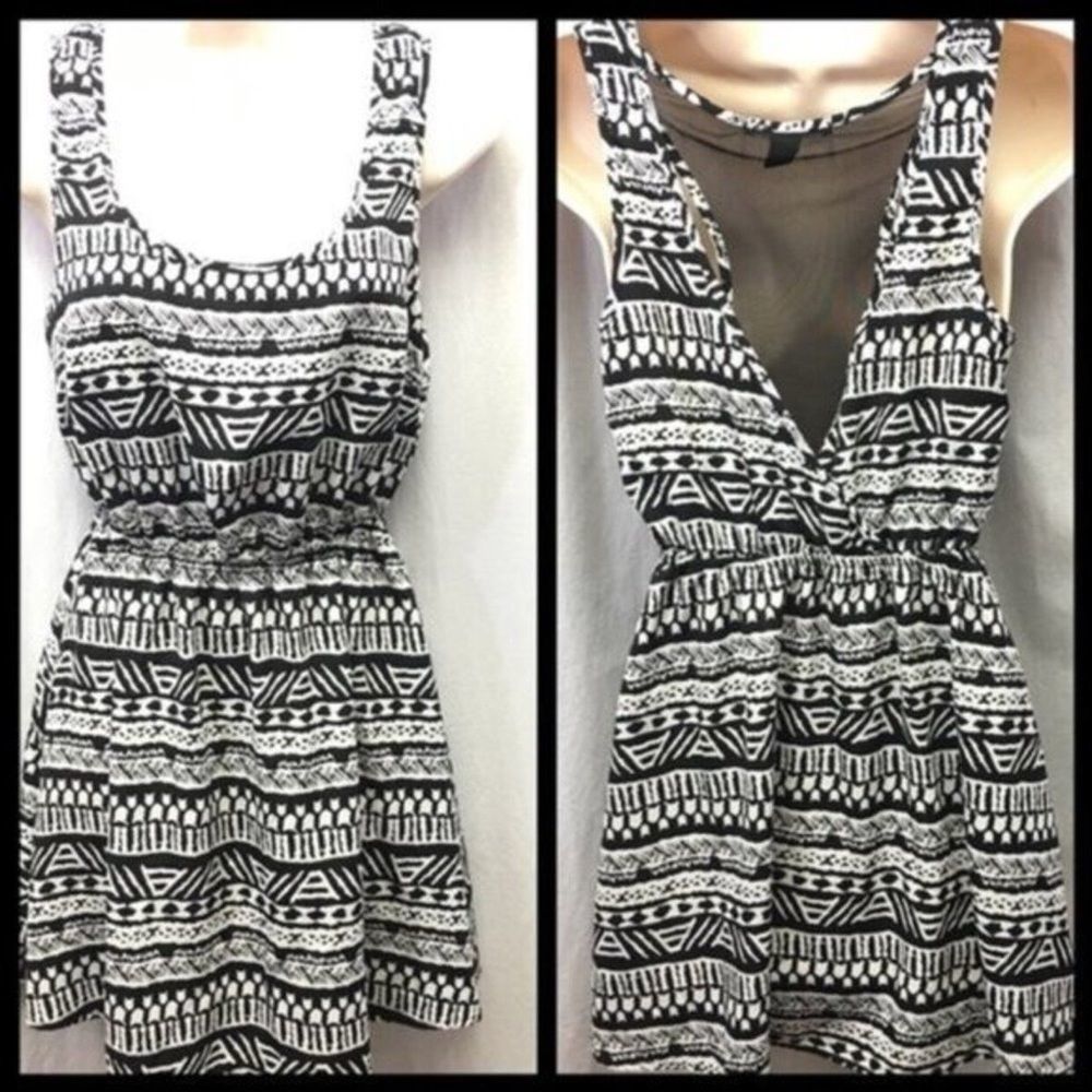 SOLD.   Forever 21 Black & White Boho Style Night Out Dress Size Large - Picture 12 of 12